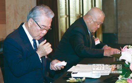 三三會創辦人、前最高顧問江丙坤日前不幸辭世,三三會19日舉行12月例會,理事長許勝雄致詞緬懷江丙坤時,數度哽咽。圖/王德為