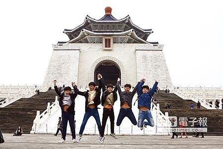 「境內體驗行銷」的關鍵要素之一就是要提升國家形象。圖為中正紀念堂遊客。圖/本報資料照片