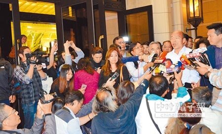 
準高雄市長韓國瑜19日晚間在林皇宮前受訪，除了大批媒體之外，連小朋友都對他充滿好奇。（林瑞益攝）
 