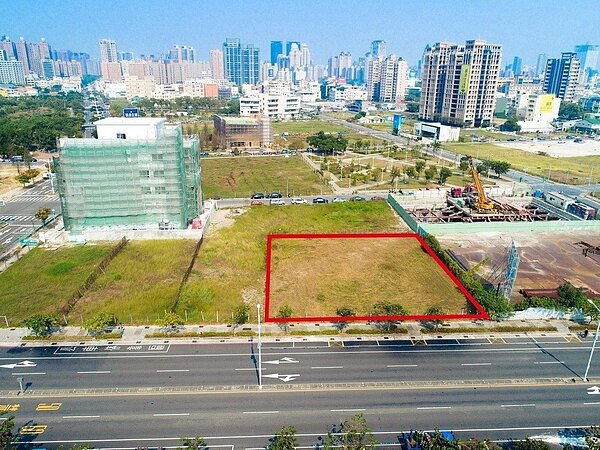 聚安及滋安五金以高於市價甚多的每坪99.99萬標得中都新都段400坪土地(紅線框區域)。 圖片提供/高市地政局