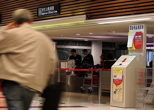 旅客若從非洲豬瘟疫區帶豬肉製品入境,避免被罰,通過海關檢查台前可放入「棄置箱」拋棄。 記者陳嘉寧/攝影