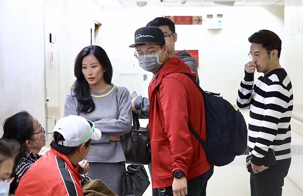 袁義19日下課後到醫院探視父親袁惟仁。記者梅衍儂/攝影