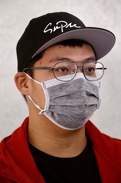 袁義19日下課後到醫院探視父親袁惟仁。記者梅衍儂/攝影