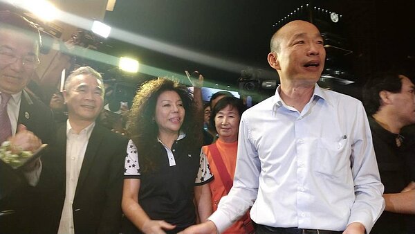 高市長當選人韓國瑜(右)今晚出席友人餐會,會前受訪時,被問到未來海洋局長朱挺玗曾賄選,他說,希望大眾能看到她的長才。記者蔡孟妤/攝影