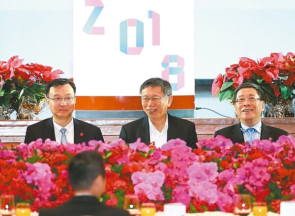 台北上海雙城論壇昨晚在圓山飯店晚宴,台北市長柯文哲(中)歡迎上海市副市長周波(左)。 記者王騰毅/攝影