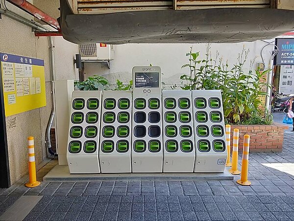 桃園市府交通局預計在農曆過年前，陸續在7個公有停車場增設電動機車充電站。圖／市府交通局提供