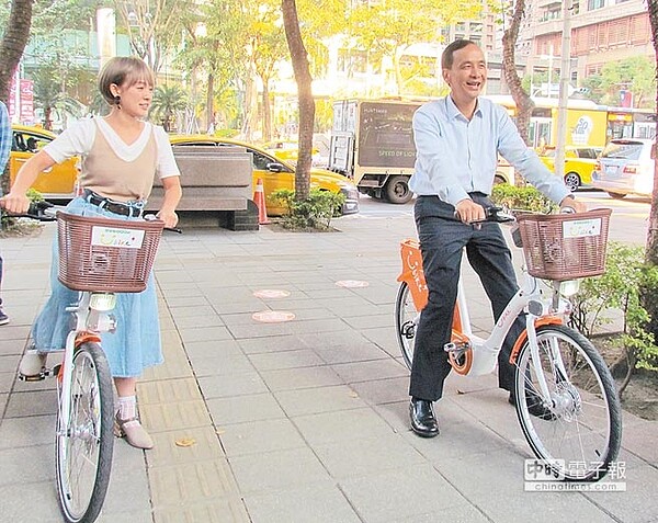 新北市府與微笑單車合作，推出電動輔助YouBike的「E-YouBike」計畫，市長朱立倫（右）與藝人林彥君（左）19日試騎單車。（葉德正攝）