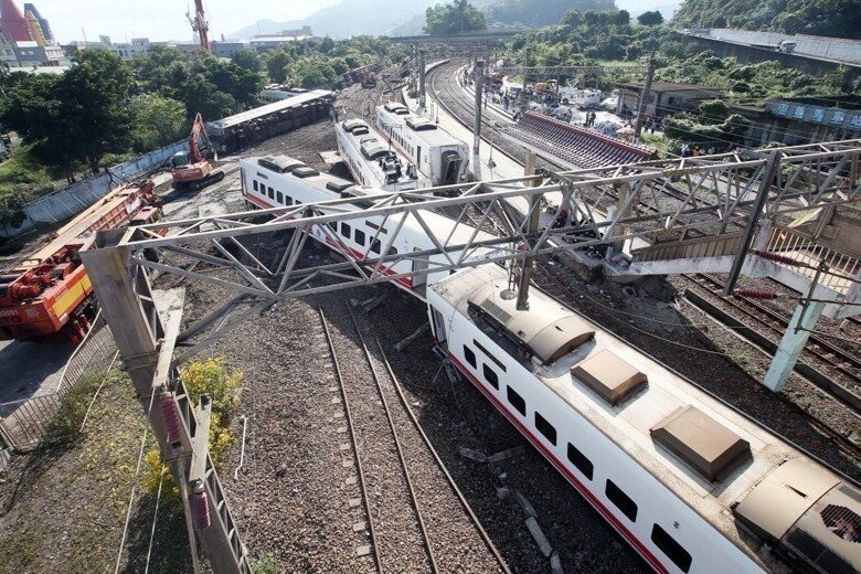 台鐵普悠瑪10月21日出軌翻覆，造成18死、215人輕重傷。圖／聯合報系資料照