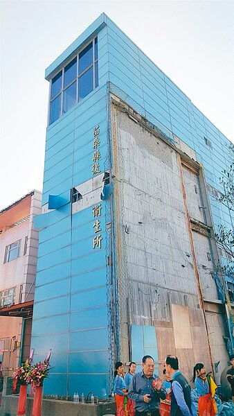 苗栗縣後龍鎮衛生所大樓啟用5年就「報銷」,縣府爭取重建工程,昨天上午在原址動土開工。 記者胡蓬生/攝影