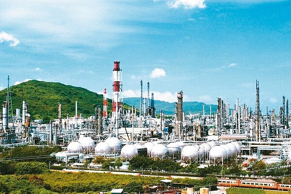 高雄煉油廠位於半屏山麓,面積廣達262公頃。圖/報系資料照 圖/聯合報系資料照片