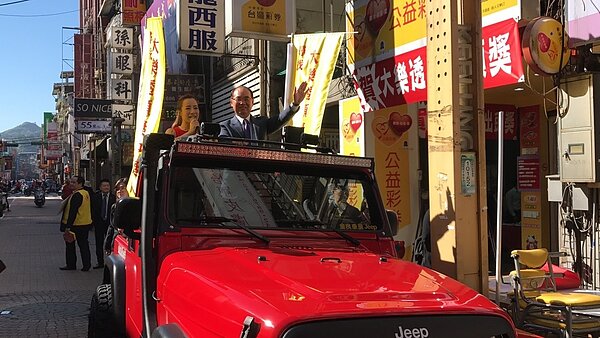 大樂透今年10月2日在基隆市的「鋐昌投注站」開出頭獎，彩金1億元一注獨得，但這位幸運兒至今仍未出面領獎，台彩公司總經理蔡國基，今天到基隆尋找大樂透億元頭獎中獎人。記者吳淑君／攝影 