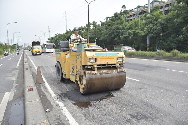 高雄市養工處指出,道路坑洞確屬短延時強降雨及道路年久未刨鋪所造成。圖/高雄市養工處提供