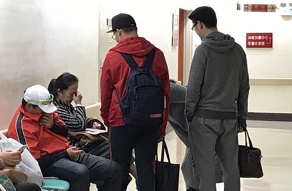 袁母(坐著右)和袁義19日在醫院探視袁惟仁。圖/本報資料照