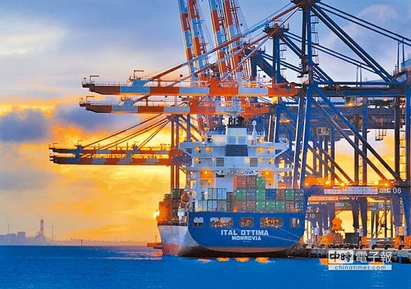 受中美貿易戰衝擊,11月份外銷訂單金額476.8億美元,年減2.1%,是5個月來首次翻黑。圖為貨櫃船停靠台北港。 中時報系記者張立勳翻攝