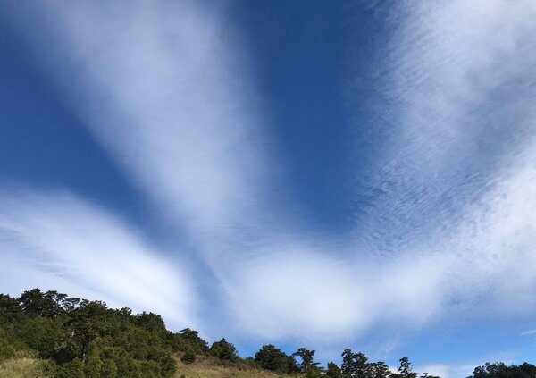 氣象局副局長鄭明典分享網友A Zhu Wang拍攝的合歡山天空照片。翻攝鄭明典臉書