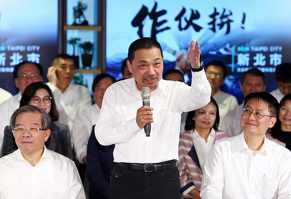 侯友宜(中)公布小內閣名單,他給團隊成員的一句話就是「奮鬥不懈、永不止息」,25日上班當天就要開始「作伙拚」,沒有等待的時間。記者杜建重/攝影