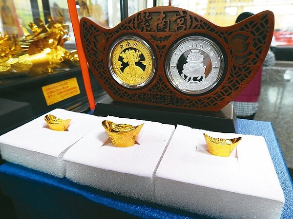 南投縣竹山鎮紫南宮今公布明年豬年「豬來福」招財錢母,以小豬馱元寶圖樣帶有豐收涵義。 記者賴香珊/攝影