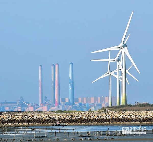 位於彰化縣線西鄉的風力發電機組（右前）與台中火力發電廠（左後）。（中時報系記者黃世麒攝）