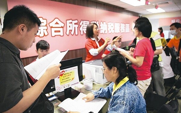 減稅大紅包上路，受惠於四大扣除額大幅調高，以月薪3萬元以下小資族計算，至少享有40.8萬元扣免額，不需繳稅。 圖／聯合報系資料照片
