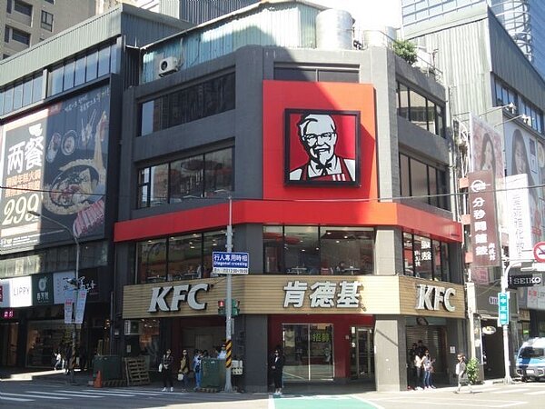 桃園市地價及標準地價評議委員會今天評定通過108年度公告土地現值，全市平均公告土地現值較去年下跌約1.02%，至於桃園「地王」仍由桃園區中正路與復興路口的肯德基拿下，蟬聯桃園地王13年，公告土地現值每坪約142.7萬元，比去年每坪還要多出0.1萬元。圖／桃園市政府提供