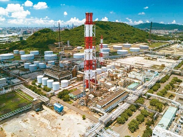 高市長當選人韓國瑜創意發想要在中油高雄廠區做賽馬場，中油表示此廠區逾半土地要做汙染整治，15年後才能全部完成。 圖／中油公司高雄廠提供