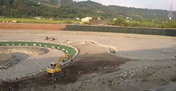苗栗縣卓蘭鎮正在蓋石虎公園動工畫面。圖／翻攝自爆料公社