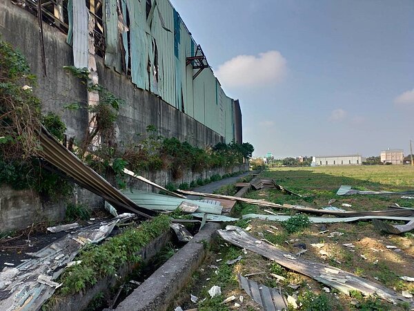 爆炸來得突然,聯成鋼鐵廠房也受損。圖/立法委員吳志揚服務處提供