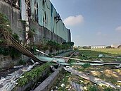 爆炸！桃園鋼鐵廠玻璃、鐵皮四散　路過民眾：以為沒命了