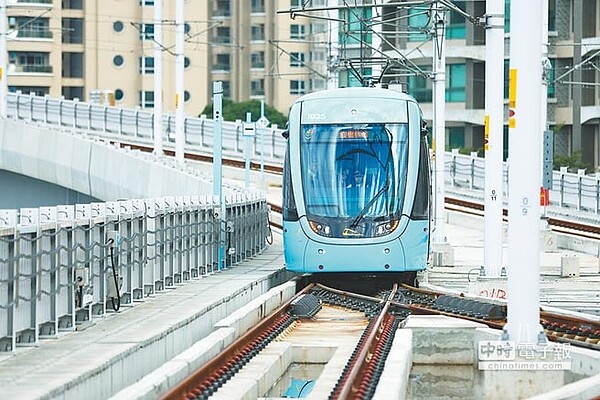 淡海輕軌即將通車,卻有爆料說為搶通不顧安全,新北捷運公司痛斥。(葉德正翻攝)