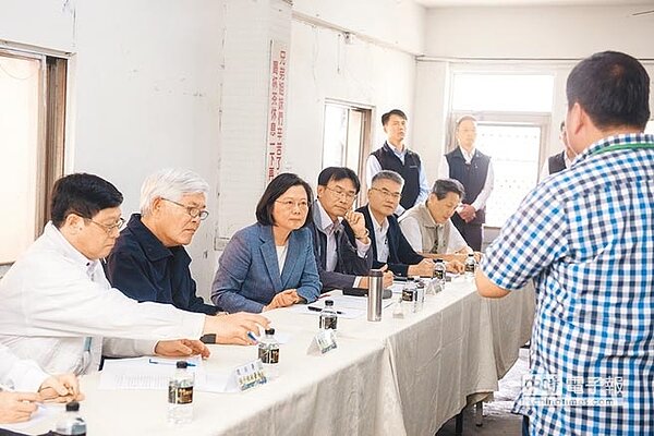 蔡英文總統(左三)22日「非洲豬瘟防疫視導行程」,與雲林縣養豬業者座談,蔡總統說,有些小型養豬戶沒高溫蒸煮廚餘設備,政府將補助轉用飼料。(總統府提供)