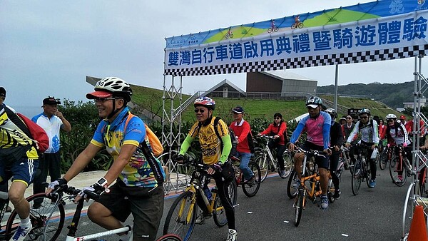 北觀處昨天於白沙灣辦理雙灣自行車道啟用典禮及浪漫騎遊體驗活動。圖/北觀處提供