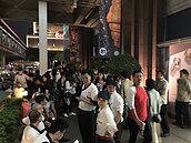 101大樓傳火警！美食街冒濃煙　幸非高樓層所有人鬆口氣