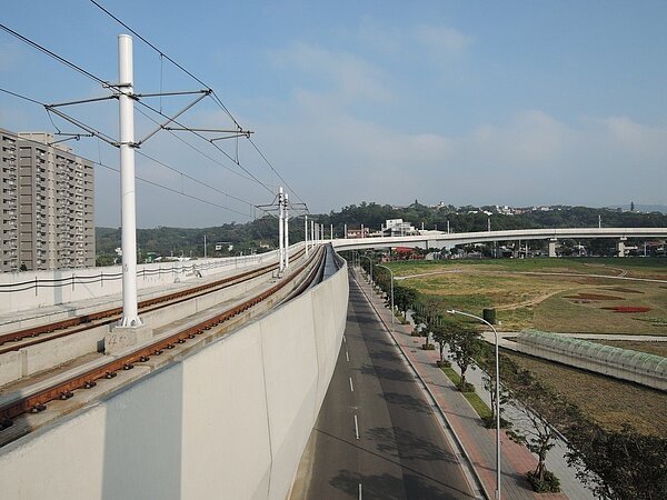 淡海輕軌綠山線在「新市一路站」至「淡水行政中心站」間的90度大轉彎,輕軌車速將降至10公里─20公里間。記者陳珮琦/攝影