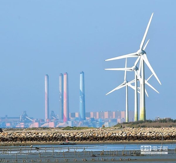 位於彰化縣線西鄉的風力發電機組（右前）與台中火力發電廠（左後）。（黃世麒攝）