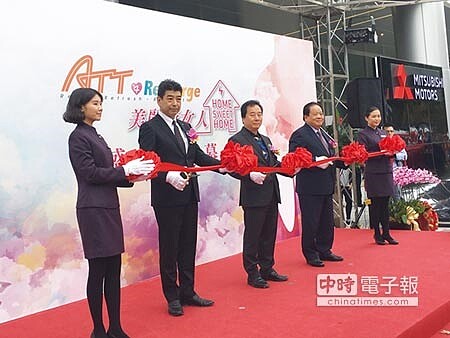 ATT大直店開幕,ATT集團董座戴春發(中)、大股東新東陽集團董事長麥寬成(右)與ATT日籍總經理竹村匡史進行剪綵。圖/李麗滿