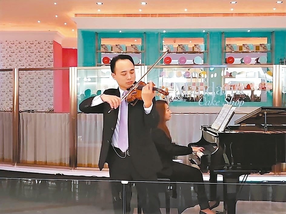 ATT集團執行長戴豪逸昨日現場表演小提琴。 記者何秀玲／攝影