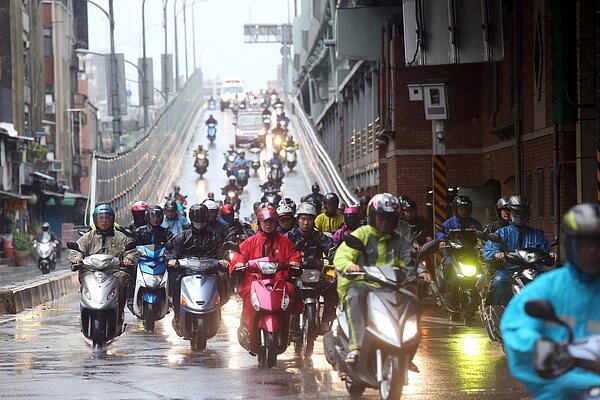 交通部決定不論新款、舊款機車,加裝ABS或CBS就補助一半費用,但僅限明、後年。圖/聯合報系資料照片