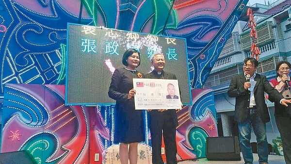 雲林縣長當選人張麗善（左）等人昨晚頒發身分證給阮德閏（右），感謝他對台灣的貢獻。 記者邱奕能／攝影