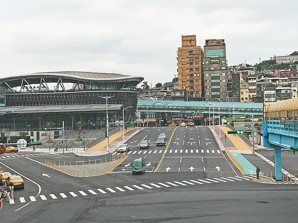 基隆市忠一路貫通後,再無火車站前後站之分,接著城際轉運站要啟動興建,但工程發包5次都流標。 記者吳淑君/攝影
