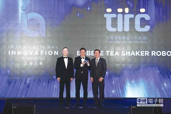 簡又新董事長（左起）、TIRC蘇勃碩處長、Enterprise Asis CEO Mr. Tan Sri Dr. Fong Cha。圖／台灣智能機器人科技提供