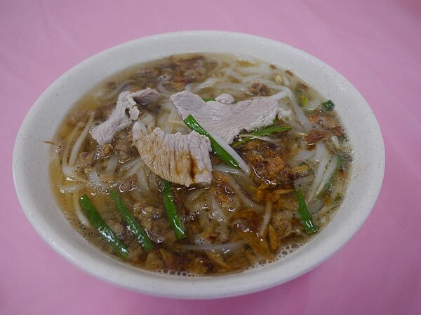 美濃粄條配料簡單，主要是肉片加豆芽菜與韭菜，油蔥酥當然是少不了的要角。記者徐白櫻／攝影 