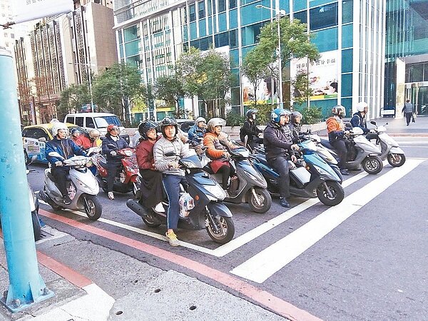 新北市府因應林口電廠三號機組點火,汽機車等移動汙染源也在管制之列。 聯合報系資料照片