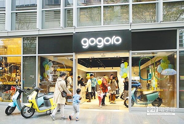 許多人購買電動機車，看準的是不用再花油錢，不過專家表示，後續開銷未必會低；圖為Gogoro門市。（中國時報資料照片）