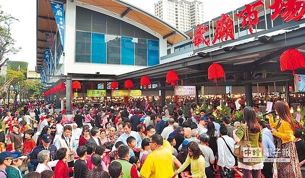 準高雄市長韓國瑜表態支持九二共識，陸客人數回升。圖為2015年高雄商圈人潮滿滿。（本報資料照片）