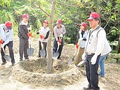 保護地球　大溪植樹　平衡東、西區生態