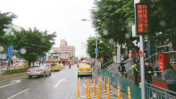 桃園設置自動偵測違停系統，車輛違規占用他車上下客區，會啟動LED警示及警鳴聲響。 記者張弘昌／攝影