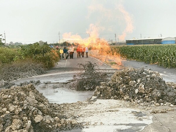 屏東萬丹泥火山今年第二次噴發,這次從路面裂開較為少見。 記者蔣繼平/攝影