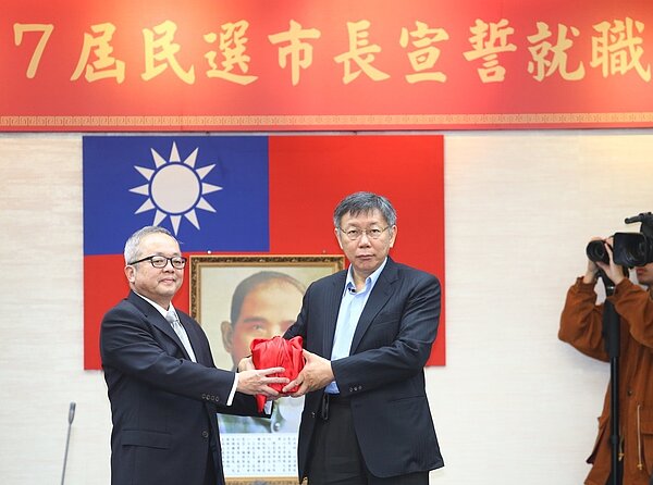 台北市長柯文哲(右)上午宣誓就職,行政院副院長施俊吉擔任監誓人。記者王騰毅/攝影