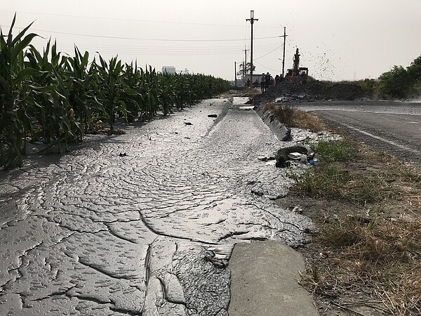 萬丹泥火山昨天噴發，泥漿流進農地旁的排水溝，部分溢流至玉米田。 記者蔣繼平/攝影