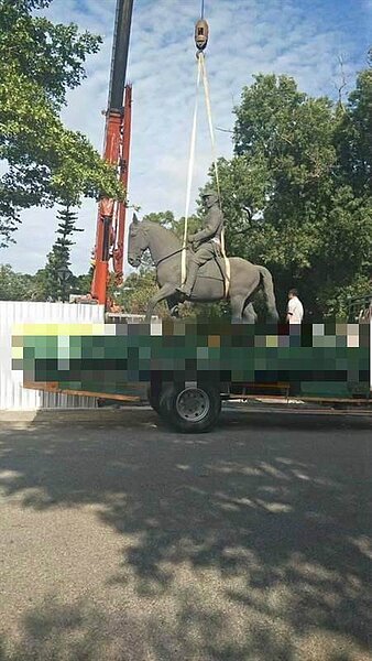 大甲中正雕塑公園的蔣公銅像,下午進行移位工程。(翻攝臉書社群)